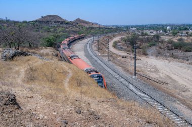 Pune, Hindistan - 22 Mart 2025: Safran renkli Vande Bharat Ekspresi Pune Hindistan yakınlarında. Bu Pune ve Kolhapur arasında üç haftalık bir tren ve ayrıca Pune ve Hubballi arasında üç haftalık bir tren..