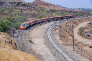 Pune, Hindistan - 22 Mart 2025: Safran renkli Vande Bharat Ekspresi Pune Hindistan yakınlarında. Bu Pune ve Kolhapur arasında üç haftalık bir tren ve ayrıca Pune ve Hubballi arasında üç haftalık bir tren..