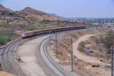 Pune, Hindistan - 22 Mart 2025: Safran renkli Vande Bharat Ekspresi Pune Hindistan yakınlarında. Bu Pune ve Kolhapur arasında üç haftalık bir tren ve ayrıca Pune ve Hubballi arasında üç haftalık bir tren..