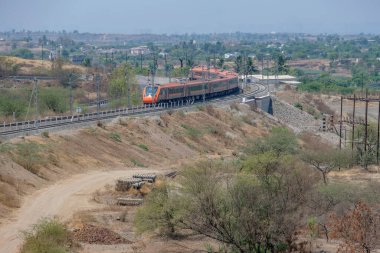Pune, Hindistan - 22 Mart 2025: Safran renkli Vande Bharat Ekspresi Pune Hindistan yakınlarında. Bu Pune ve Kolhapur arasında üç haftalık bir tren ve ayrıca Pune ve Hubballi arasında üç haftalık bir tren..