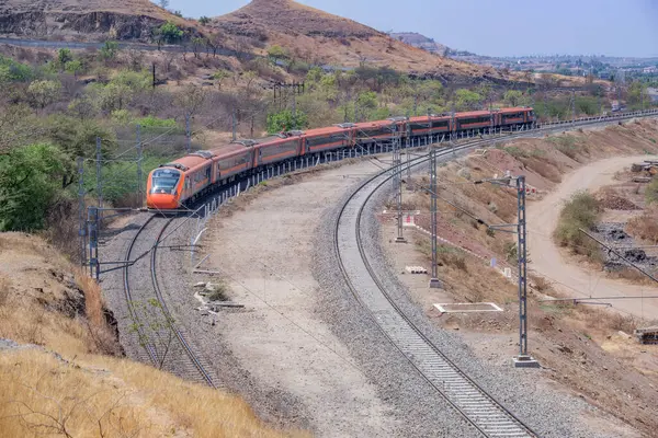 Pune, Hindistan - 22 Mart 2025: Safran renkli Vande Bharat Ekspresi Pune Hindistan yakınlarında. Bu Pune ve Kolhapur arasında üç haftalık bir tren ve ayrıca Pune ve Hubballi arasında üç haftalık bir tren..