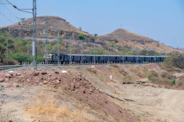Pune, Hindistan - 22 Mart 2025: Pune Hindistan yakınlarındaki kırsal bir banliyö banliyö treninde.
