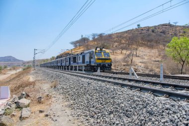 Pune, Hindistan - 22 Mart 2025: Pune Hindistan yakınlarındaki kırsal bir banliyö banliyö treninde.