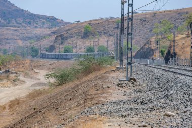 Pune, Hindistan - 22 Mart 2025: Pune Hindistan yakınlarındaki kırsal bir banliyö banliyö treninde.