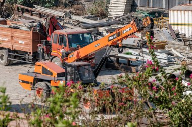Pune, Hindistan - 22 Mart 2025: Pune Hindistan 'da açık bir alana park edilmiş mobil ağır vasıta.