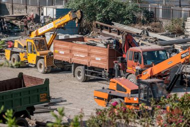 Pune, Hindistan - 22 Mart 2025: Pune Hindistan 'da açık bir alana park edilmiş mobil ağır vasıta.