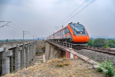 Pune, Hindistan - 31 Mart 2025: Safran renkli Vande Bharat Ekspresi Pune Hindistan yakınlarında. Bu Pune ve Kolhapur arasında üç haftalık bir tren ve ayrıca Pune ve Hubballi arasında üç haftalık bir tren..