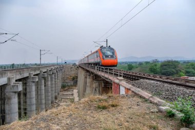 Pune, Hindistan - 31 Mart 2025: Safran renkli Vande Bharat Ekspresi Pune Hindistan yakınlarında. Bu Pune ve Kolhapur arasında üç haftalık bir tren ve ayrıca Pune ve Hubballi arasında üç haftalık bir tren..