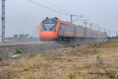 Pune, Hindistan - 31 Mart 2025: Safran renkli Vande Bharat Ekspresi Pune Hindistan yakınlarında. Bu Pune ve Kolhapur arasında üç haftalık bir tren ve ayrıca Pune ve Hubballi arasında üç haftalık bir tren..