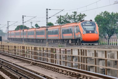 Pune, Hindistan - 31 Mart 2025: Safran renkli Vande Bharat Ekspresi Pune Hindistan yakınlarında. Bu Pune ve Kolhapur arasında üç haftalık bir tren ve ayrıca Pune ve Hubballi arasında üç haftalık bir tren..
