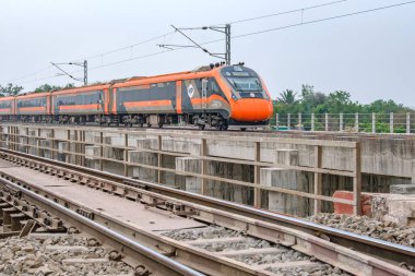 Pune, Hindistan - 31 Mart 2025: Safran renkli Vande Bharat Ekspresi Pune Hindistan yakınlarında. Bu Pune ve Kolhapur arasında üç haftalık bir tren ve ayrıca Pune ve Hubballi arasında üç haftalık bir tren..