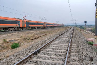 Pune, Hindistan - 31 Mart 2025: Safran renkli Vande Bharat Ekspresi Pune Hindistan yakınlarında. Bu Pune ve Kolhapur arasında üç haftalık bir tren ve ayrıca Pune ve Hubballi arasında üç haftalık bir tren..