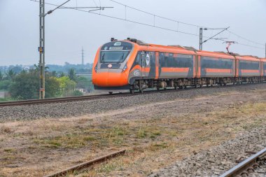 Pune, Hindistan - 31 Mart 2025: Safran renkli Vande Bharat Ekspresi Pune Hindistan yakınlarında. Bu Pune ve Kolhapur arasında üç haftalık bir tren ve ayrıca Pune ve Hubballi arasında üç haftalık bir tren..