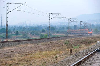 Pune, Hindistan - 31 Mart 2025: Safran renkli Vande Bharat Ekspresi Pune Hindistan yakınlarında. Bu Pune ve Kolhapur arasında üç haftalık bir tren ve ayrıca Pune ve Hubballi arasında üç haftalık bir tren..