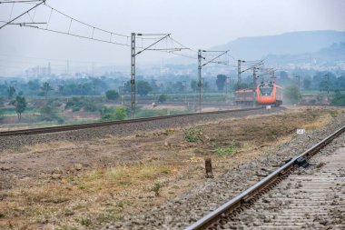 Pune, Hindistan - 31 Mart 2025: Safran renkli Vande Bharat Ekspresi Pune Hindistan yakınlarında. Bu Pune ve Kolhapur arasında üç haftalık bir tren ve ayrıca Pune ve Hubballi arasında üç haftalık bir tren..