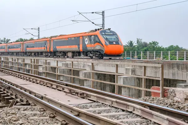 Pune, Hindistan - 31 Mart 2025: Safran renkli Vande Bharat Ekspresi Pune Hindistan yakınlarında. Bu Pune ve Kolhapur arasında üç haftalık bir tren ve ayrıca Pune ve Hubballi arasında üç haftalık bir tren..