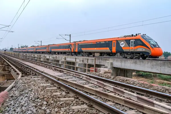 Pune, Hindistan - 31 Mart 2025: Safran renkli Vande Bharat Ekspresi Pune Hindistan yakınlarında. Bu Pune ve Kolhapur arasında üç haftalık bir tren ve ayrıca Pune ve Hubballi arasında üç haftalık bir tren..
