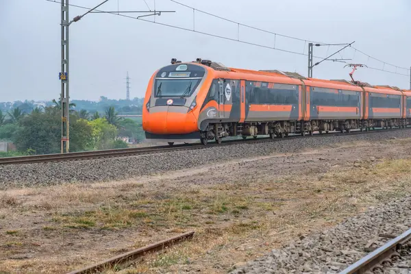 Pune, Hindistan - 31 Mart 2025: Safran renkli Vande Bharat Ekspresi Pune Hindistan yakınlarında. Bu Pune ve Kolhapur arasında üç haftalık bir tren ve ayrıca Pune ve Hubballi arasında üç haftalık bir tren..