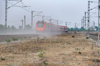 Pune, Hindistan - 31 Mart 2025: Safran renkli Vande Bharat Ekspresi Pune Hindistan yakınlarında. Bu Pune ve Kolhapur arasında üç haftalık bir tren ve ayrıca Pune ve Hubballi arasında üç haftalık bir tren..