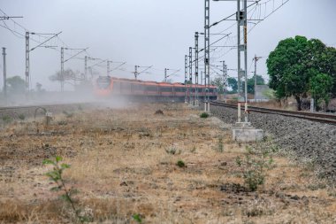 Pune, Hindistan - 31 Mart 2025: Safran renkli Vande Bharat Ekspresi Pune Hindistan yakınlarında. Bu Pune ve Kolhapur arasında üç haftalık bir tren ve ayrıca Pune ve Hubballi arasında üç haftalık bir tren..