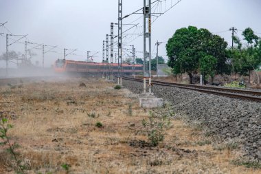 Pune, Hindistan - 31 Mart 2025: Safran renkli Vande Bharat Ekspresi Pune Hindistan yakınlarında. Bu Pune ve Kolhapur arasında üç haftalık bir tren ve ayrıca Pune ve Hubballi arasında üç haftalık bir tren..