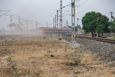 Pune, Hindistan - 31 Mart 2025: Safran renkli Vande Bharat Ekspresi Pune Hindistan yakınlarında. Bu Pune ve Kolhapur arasında üç haftalık bir tren ve ayrıca Pune ve Hubballi arasında üç haftalık bir tren..