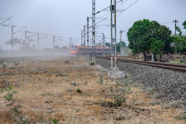 Pune, Hindistan - 31 Mart 2025: Safran renkli Vande Bharat Ekspresi Pune Hindistan yakınlarında. Bu Pune ve Kolhapur arasında üç haftalık bir tren ve ayrıca Pune ve Hubballi arasında üç haftalık bir tren..