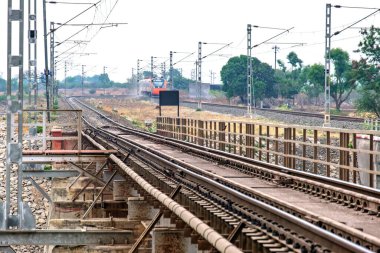 Pune, Hindistan - 31 Mart 2025: Safran renkli Vande Bharat Ekspresi Pune Hindistan yakınlarında. Bu Pune ve Kolhapur arasında üç haftalık bir tren ve ayrıca Pune ve Hubballi arasında üç haftalık bir tren..