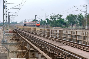 Pune, Hindistan - 31 Mart 2025: Safran renkli Vande Bharat Ekspresi Pune Hindistan yakınlarında. Bu Pune ve Kolhapur arasında üç haftalık bir tren ve ayrıca Pune ve Hubballi arasında üç haftalık bir tren..