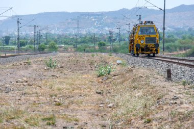 Pune, Hindistan - 12 Nisan 2025: Pune Hindistan yakınlarındaki kırsal alanda demiryolu bakım aracı.