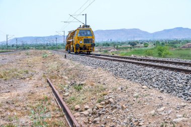 Pune, Hindistan - 12 Nisan 2025: Pune Hindistan yakınlarındaki kırsal alanda demiryolu bakım aracı.