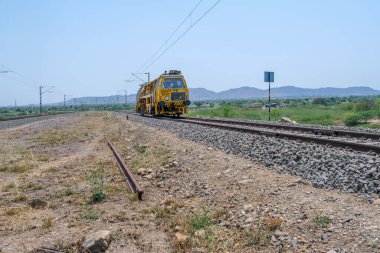 Pune, Hindistan - 12 Nisan 2025: Pune Hindistan yakınlarındaki kırsal alanda demiryolu bakım aracı.