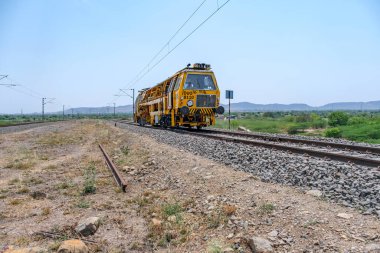 Pune, Hindistan - 12 Nisan 2025: Pune Hindistan yakınlarındaki kırsal alanda demiryolu bakım aracı.