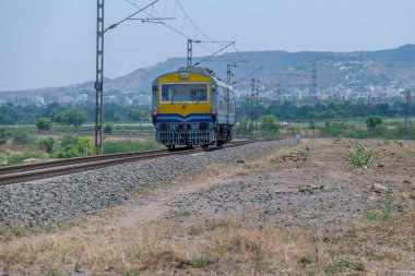 Pune, Hindistan - 12 Nisan 2025: Pune Hindistan yakınlarındaki kırsal alanda demiryolu bakım aracı.