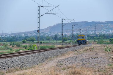 Pune, Hindistan - 12 Nisan 2025: Pune Hindistan yakınlarındaki kırsal alanda demiryolu bakım aracı.