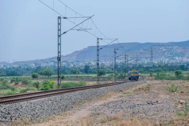 Pune, Hindistan - 12 Nisan 2025: Pune Hindistan yakınlarındaki kırsal alanda demiryolu bakım aracı.
