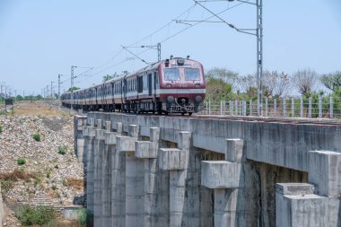 Pune, Hindistan - 12 Nisan 2025: Pune Hindistan yakınlarındaki kırsal bir banliyö banliyö treninde.