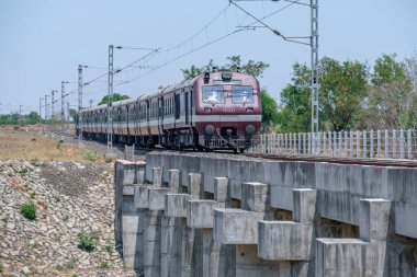 Pune, Hindistan - 12 Nisan 2025: Pune Hindistan yakınlarındaki kırsal bir banliyö banliyö treninde.