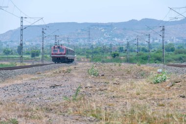 Pune, Hindistan - 12 Nisan 2025: Pune Hindistan yakınlarındaki kırsal bir banliyö banliyö treninde.