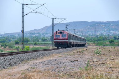 Pune, Hindistan - 12 Nisan 2025: Pune Hindistan yakınlarındaki kırsal bir banliyö banliyö treninde.