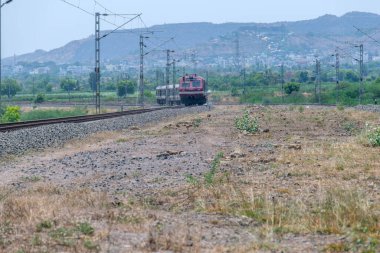 Pune, Hindistan - 12 Nisan 2025: Pune Hindistan yakınlarındaki kırsal bir banliyö banliyö treninde.