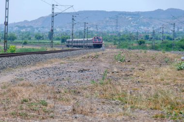 Pune, Hindistan - 12 Nisan 2025: Pune Hindistan yakınlarındaki kırsal bir banliyö banliyö treninde.