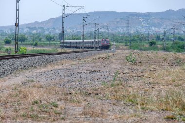 Pune, Hindistan - 12 Nisan 2025: Pune Hindistan yakınlarındaki kırsal bir banliyö banliyö treninde.