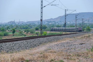 Pune, Hindistan - 12 Nisan 2025: Pune Hindistan yakınlarındaki kırsal bir banliyö banliyö treninde.