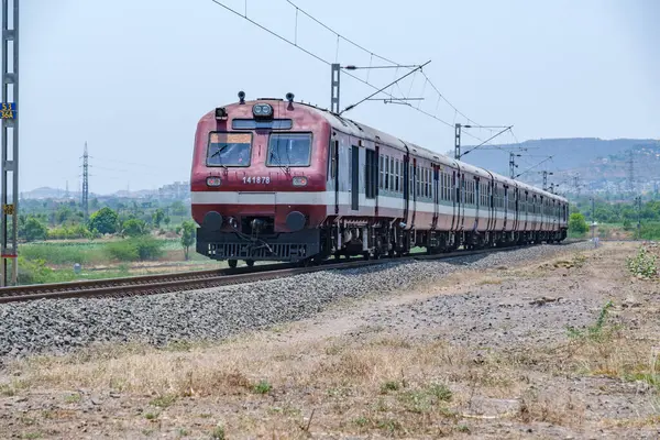 Pune, Hindistan - 12 Nisan 2025: Pune Hindistan yakınlarındaki kırsal bir banliyö banliyö treninde.