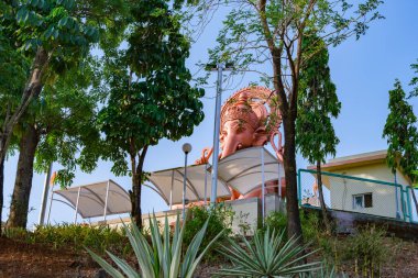 Pune, Hindistan - 18 Nisan 2025: Pune Hindistan yakınlarındaki Dehu Road 'da Lord Ganesha' nın büyük heykeli.