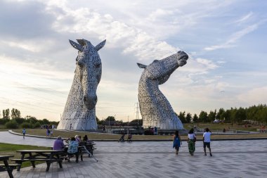 FALKIRK, SCOTHLAND 2022, 13 Ağustos: Kelpies, Falkirk ve Grangemouth arasında yer alan ve şekil değiştiren su ruhlarını tasvir eden 30 metre yüksekliğindeki at kafası heykelleridir.