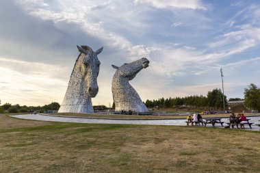 FALKIRK, SCOTHLAND 2022, 13 Ağustos: Kelpies, Falkirk ve Grangemouth arasında yer alan ve şekil değiştiren su ruhlarını tasvir eden 30 metre yüksekliğindeki at kafası heykelleridir.