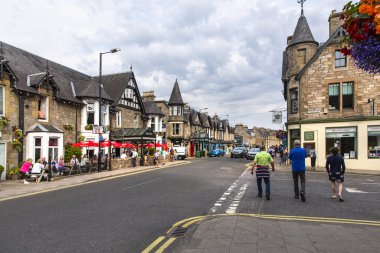 PITLOCHRY, SCOTLAND 2022, 14 Ağustos: Pitlochry, İskoçya 'nın ana caddesinde gezinti 