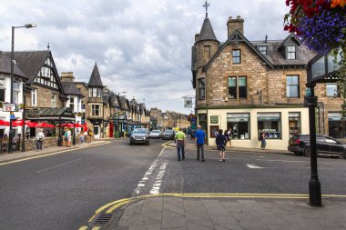 PITLOCHRY, SCOTLAND 2022, 14 Ağustos: Pitlochry, İskoçya 'nın ana caddesinde gezinti 